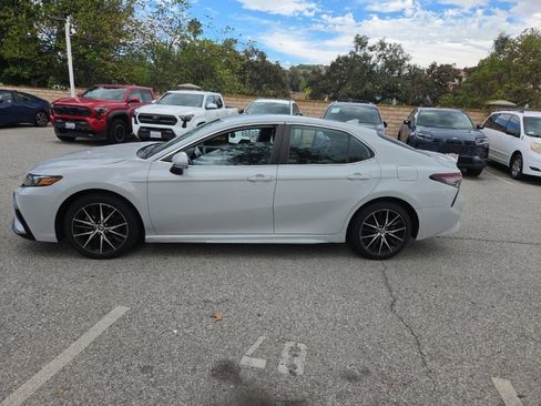 Used 2024 Toyota Camry SE FWD image 2