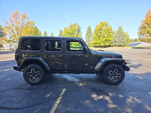 Used 2025 Jeep Wrangler Unlimited Sahara AWD/4WD image 7