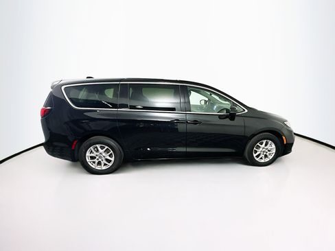 Used 2023 Chrysler Pacifica Touring-L image 10