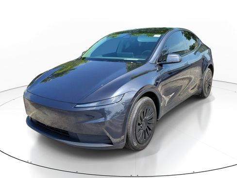 Used 2026 Tesla Model Y 2WD image 3