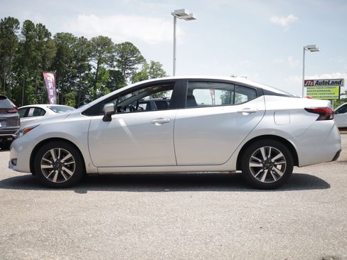 Used 2024 Nissan Versa SV FWD image 2