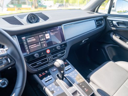 Certified 2026 Porsche Macan AWD/4WD image 16