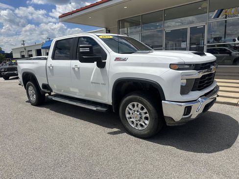 Used 2025 Chevrolet Silverado 2500 LT AWD/4WD image 2