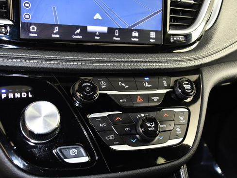 Used 2025 Chrysler Pacifica Limited FWD image 29