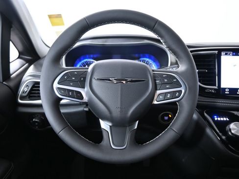 Used 2025 Chrysler Pacifica Select image 36