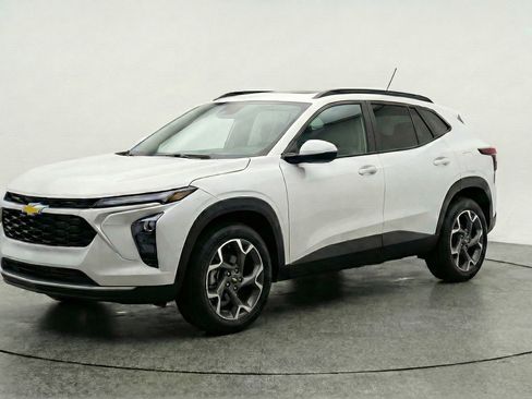 Used 2025 Chevrolet Trax LT w/ LT Convenience Package image 3