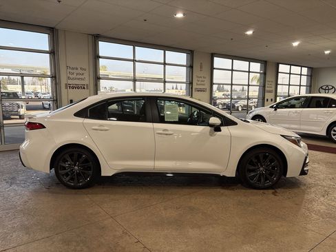 Certified 2025 Toyota Corolla SE image 3