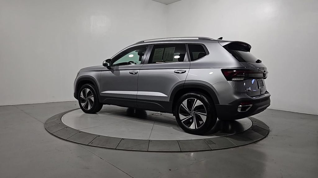Used 2025 Volkswagen Taos SE w/ Panoramic Sunroof Package AWD/4WD image 3