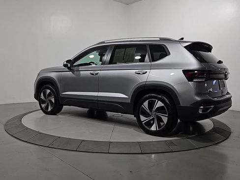 Used 2025 Volkswagen Taos SE w/ Panoramic Sunroof Package AWD/4WD image 3