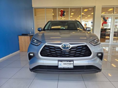 Used 2020 Toyota Highlander XLE AWD/4WD image 2