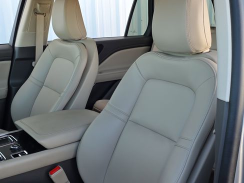 Used 2023 Lincoln Aviator Standard w/ Elements Package image 16