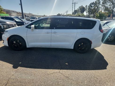 Used 2018 Chrysler Pacifica Limited FWD image 9