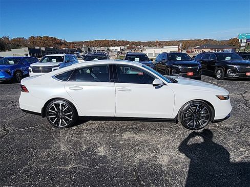 Used 2025 Honda Accord Touring image 9