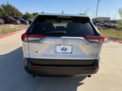 Used 2021 Toyota RAV4 LE image 6