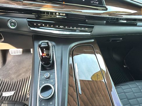 Certified 2024 Cadillac Escalade ESV Premium Luxury Platinum w/ Heavy-Duty Trailer Package image 20