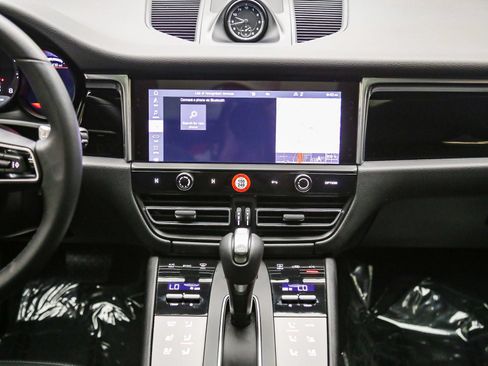 Certified 2025 Porsche Macan AWD/4WD image 17