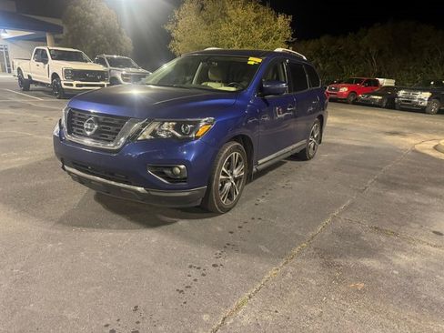 Used 2017 Nissan Pathfinder Platinum w/ Family Entertainment Package image 3