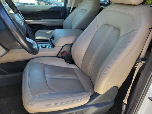 Used 2022 Ford Expedition Limited image 4
