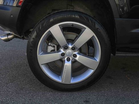 Used 2024 Land Rover Defender 110 SE image 8