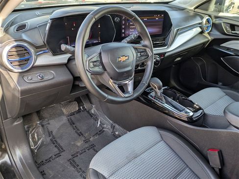 Used 2025 Chevrolet Trax LT w/ LT Convenience Package image 14