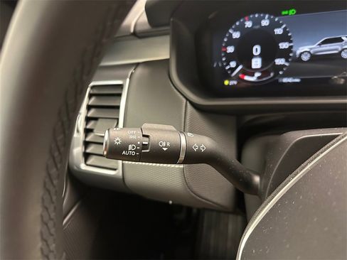 Used 2024 Land Rover Discovery Dynamic SE image 18
