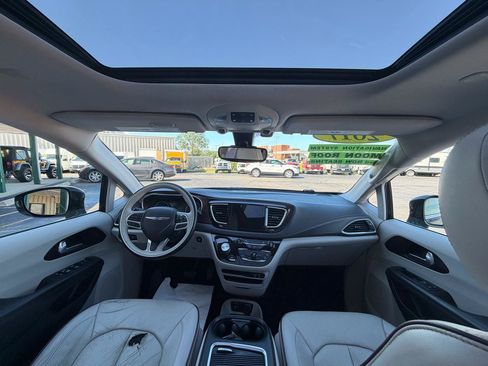 Used 2017 Chrysler Pacifica Limited FWD image 10