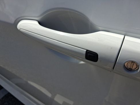 Used 2023 Chrysler Pacifica Touring-L image 16