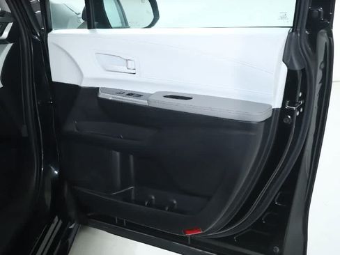 Certified 2025 Toyota Sienna LE AWD/4WD image 31