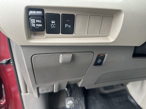 Used 2019 Toyota Sienna XLE w/ XLE Navigation Package FWD image 16