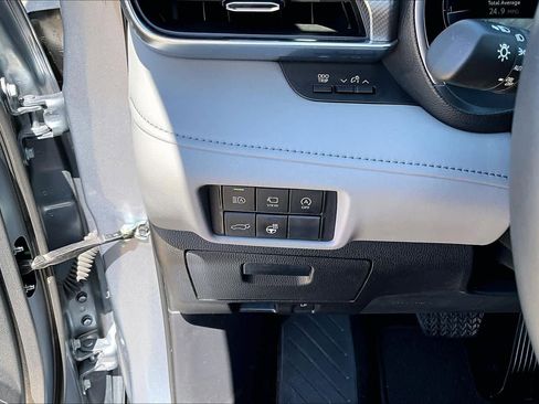 Used 2024 Toyota Highlander Platinum FWD image 20