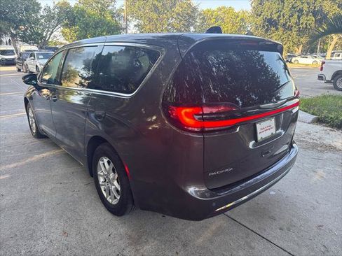 Used 2023 Chrysler Pacifica Touring-L FWD image 8