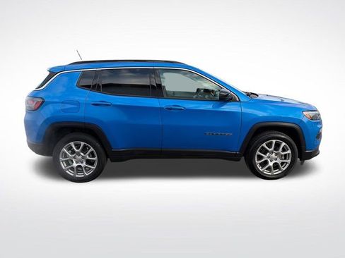 Used 2022 Jeep Compass Latitude w/ Sun and Sound Group AWD/4WD image 11