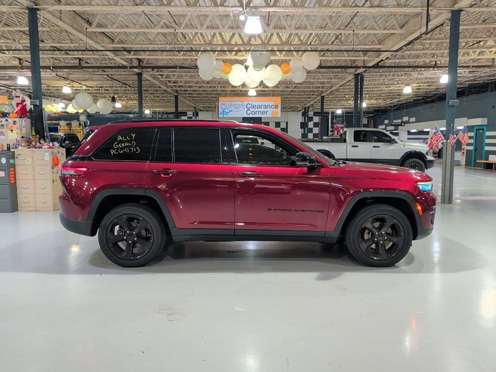 Used 2023 Jeep Grand Cherokee Altitude AWD/4WD image 7