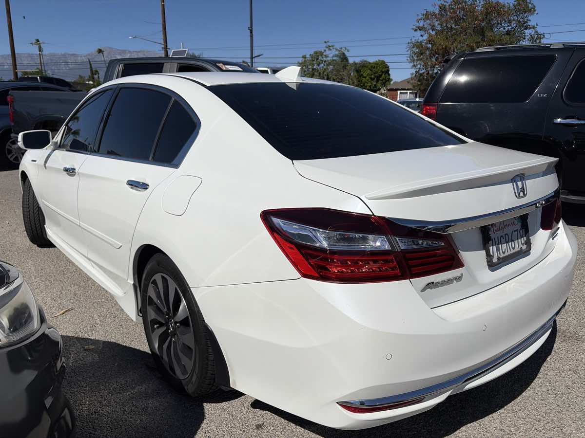 Used 2017 Honda Accord Touring image 3