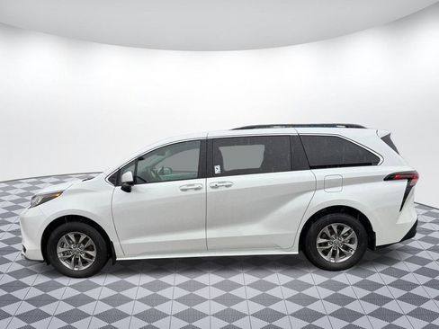 Used 2025 Toyota Sienna XLE image 4