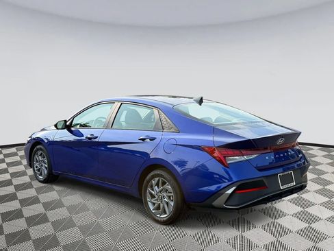 Used 2025 Hyundai Elantra Hybrid FWD image 4