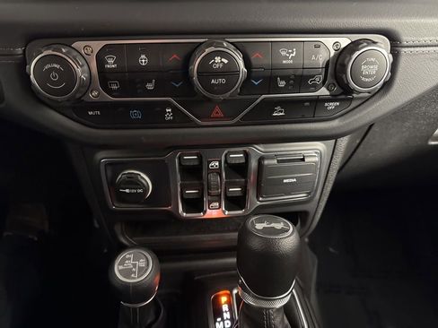 Used 2025 Jeep Wrangler Unlimited Sahara image 30