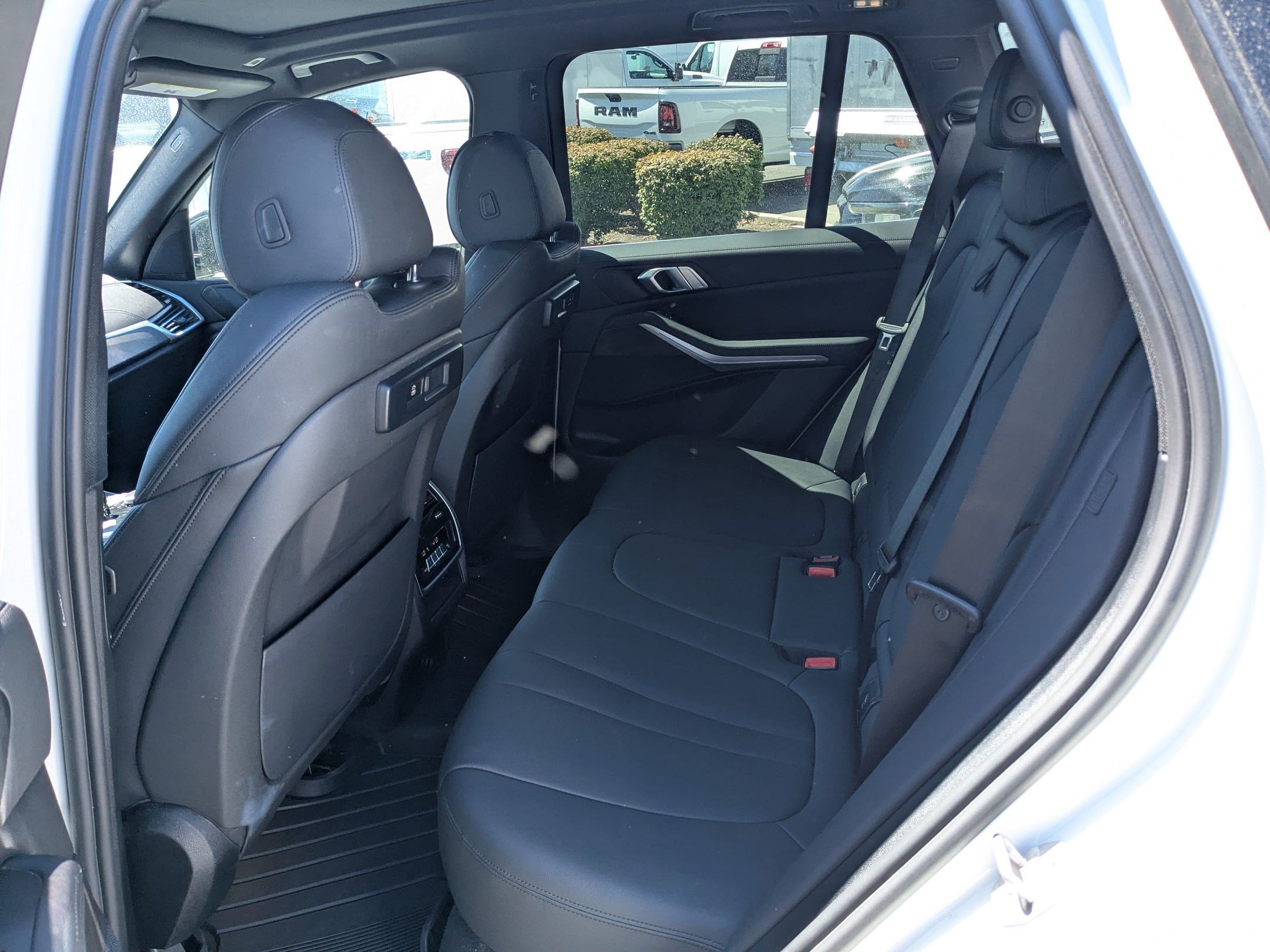Used 2022 BMW X5 xDrive40i w/ Parking Assistance Package AWD/4WD image 29