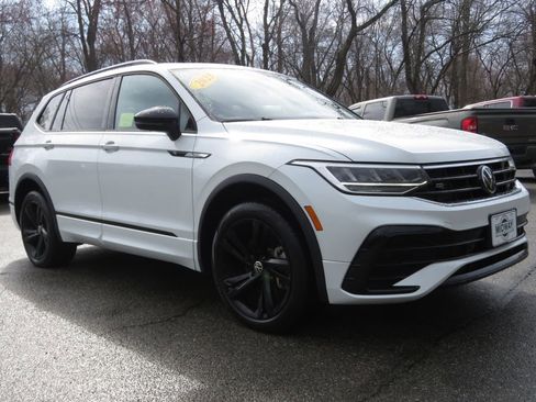 Used 2023 Volkswagen Tiguan SE R-Line image 3
