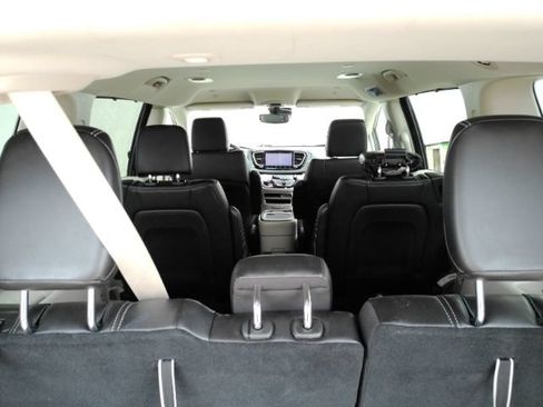 Used 2023 Chrysler Pacifica Touring-L FWD image 30
