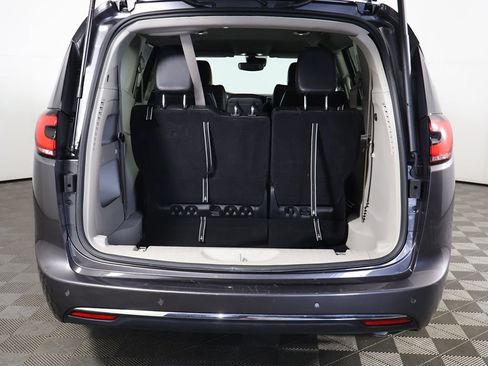 Used 2023 Chrysler Pacifica Touring-L FWD image 16