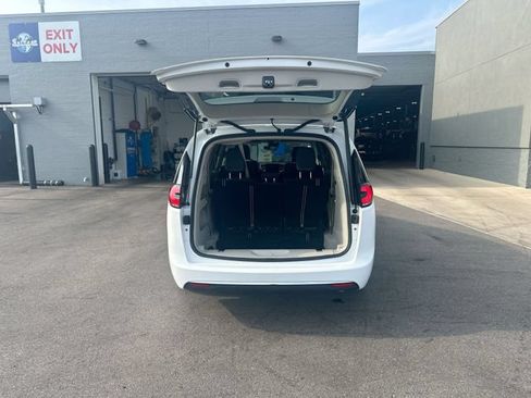 Certified 2022 Chrysler Pacifica Touring-L FWD image 25