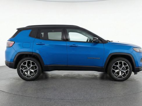 Used 2025 Jeep Compass Limited image 11