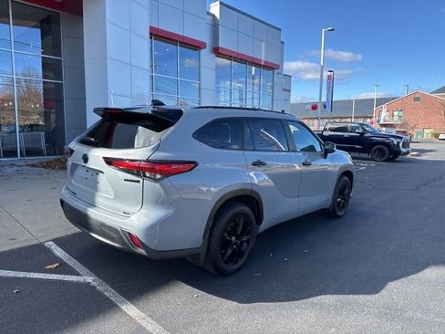 Certified 2024 Toyota Highlander XLE image 9