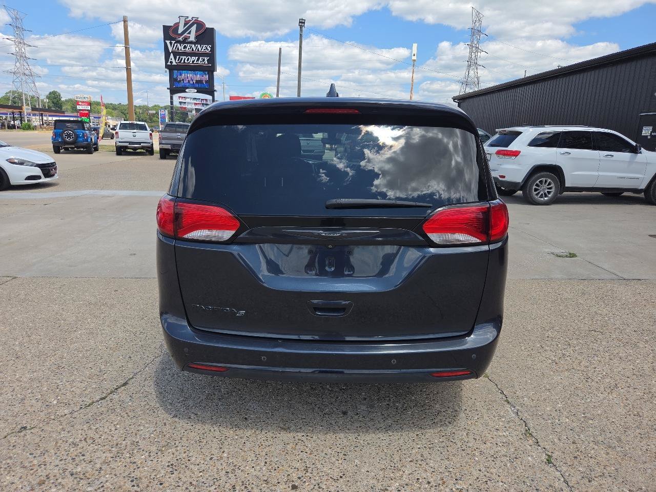 Used 2019 Chrysler Pacifica Touring Plus w/ S Appearance Package FWD image 6