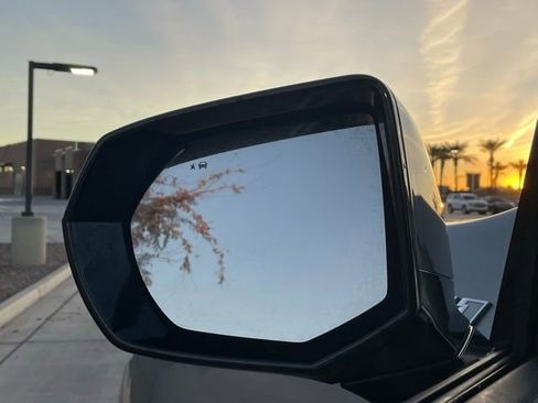 Used 2025 Chevrolet Suburban Z71 image 15