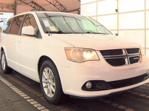 Used 2019 Dodge Grand Caravan SXT image 3
