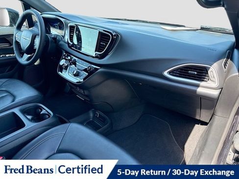 Used 2025 Chrysler Pacifica Select FWD image 31