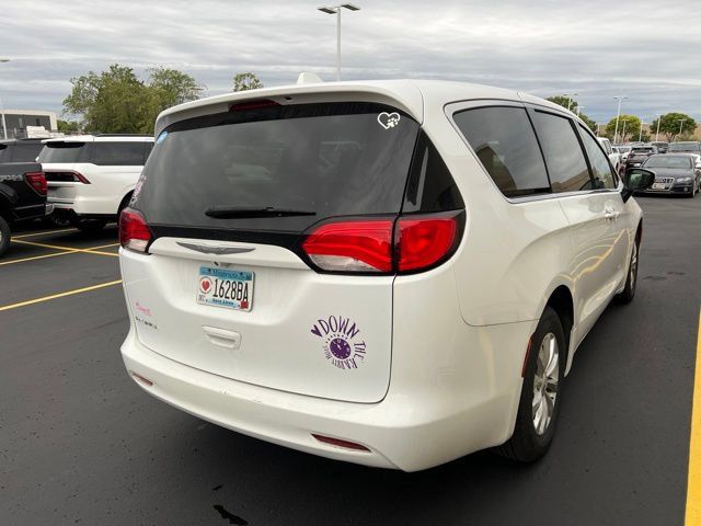 Used 2017 Chrysler Pacifica Touring w/ Tire & Wheel Group FWD image 2