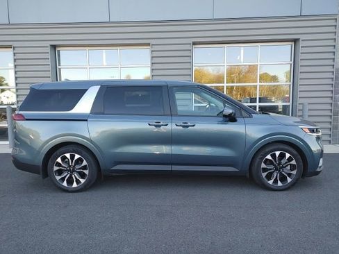 Used 2024 Kia Carnival EX image 2